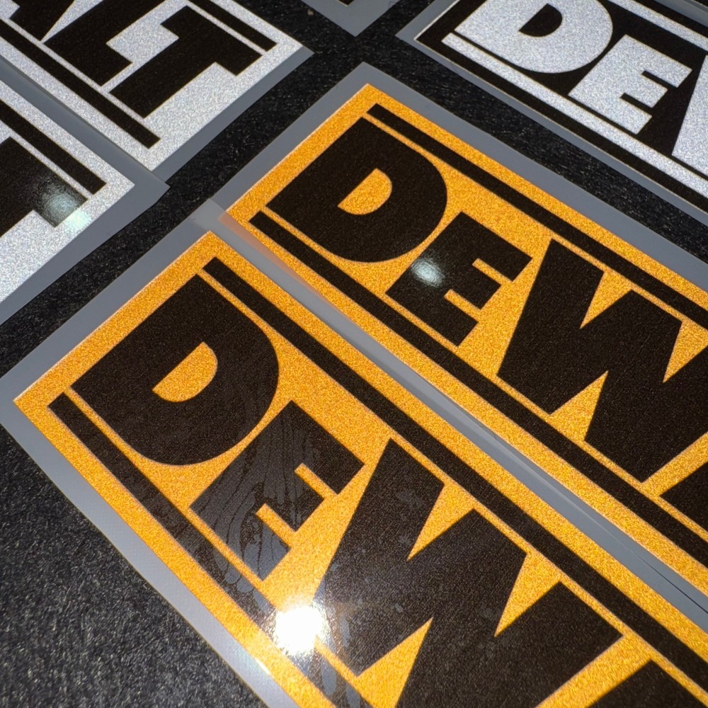 Odblaskowe naklejki z logo DEW – Power Tools Logo recenzja i cena